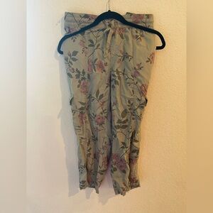 Lane Bryant Floral Cargo Capris Pants - Dusty Sage with Rose Print 14/16